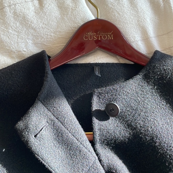 This 100 % wool Helmut Lang coat has many gorgeous details straight line - Picture 11 of 11